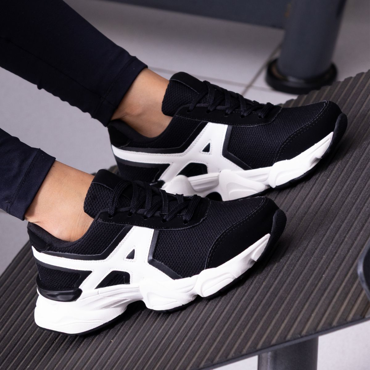 Tênis Esportivo TN15 Preto Branco